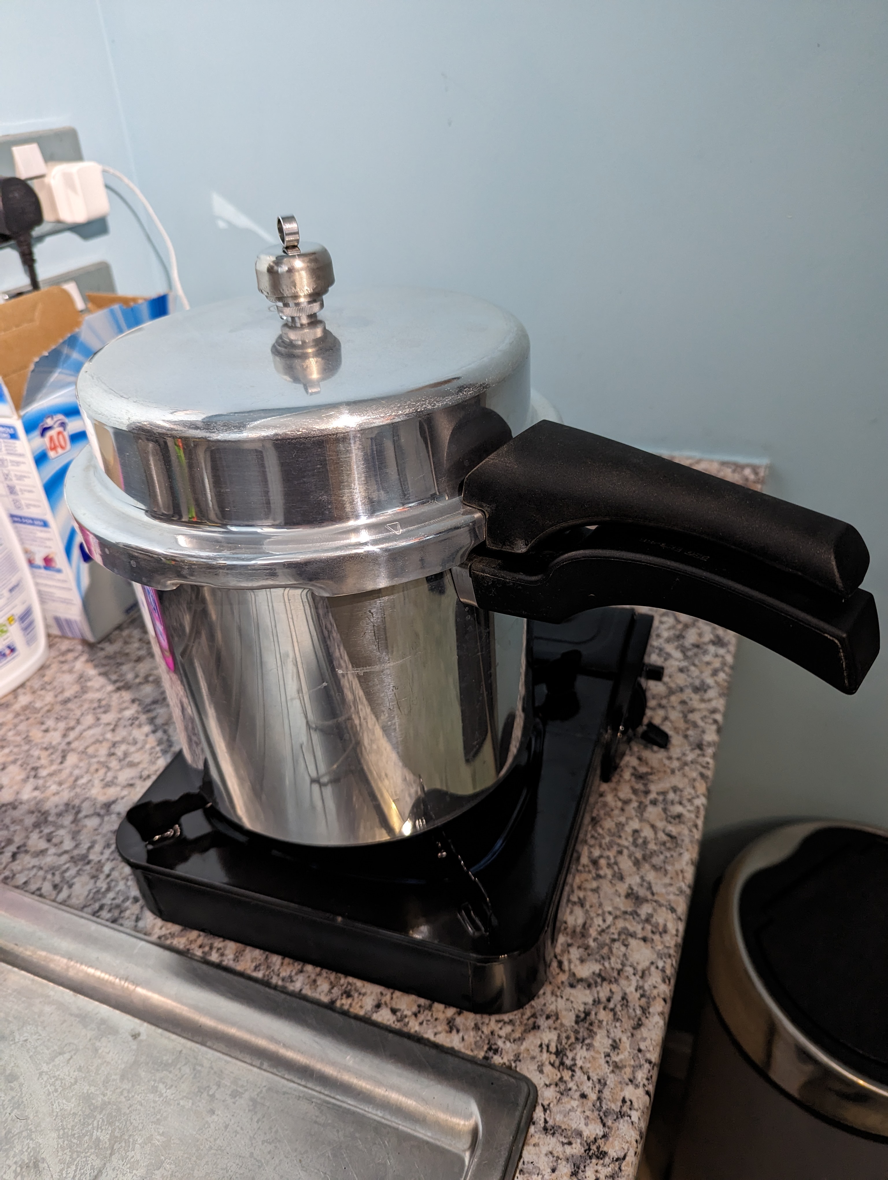 Using a pressure cooker on a gas stove as an autoclave